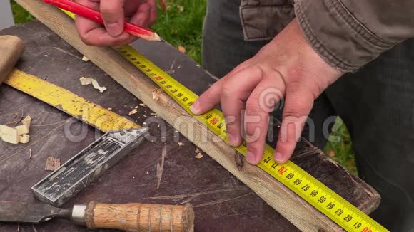 木工测量木板视频的预览图