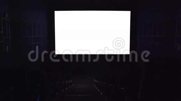 电影院的大厅电影院的白色屏幕为您的模板电影院里的观众视频的预览图