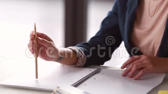 女人手拿铅笔开会视频的预览图