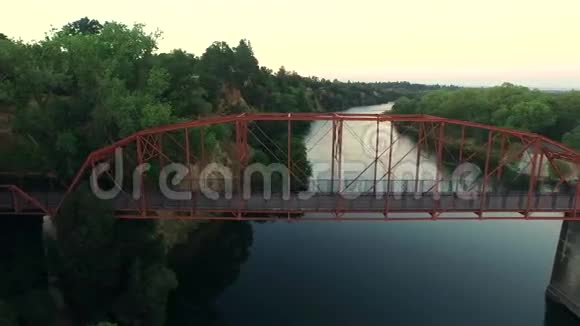 德龙在桥上飞翔视频的预览图