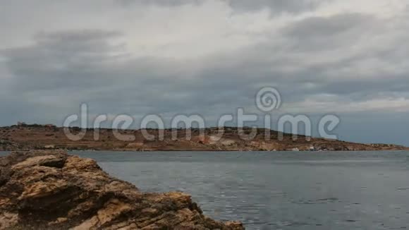 马耳他景观和矿物岩石上的雨云视频的预览图