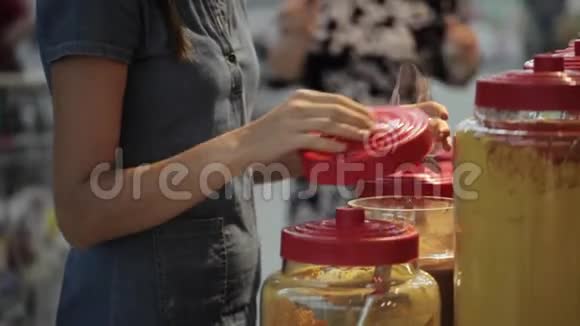 两位年轻的女士在超市的杂货店挑选香料视频的预览图