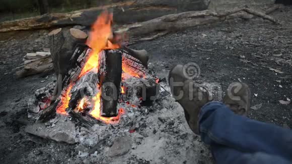 营火取暖脚视频的预览图