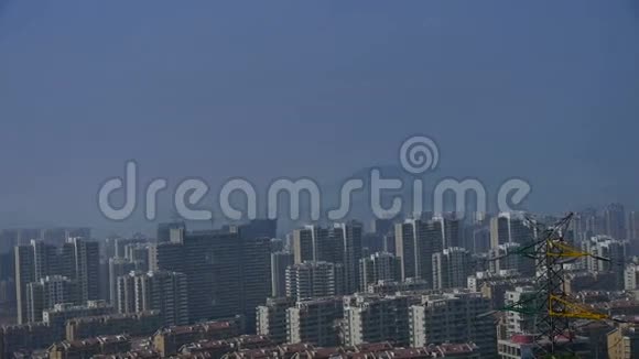 城市高压电线塔全景建筑住宅远山丘陵视频的预览图