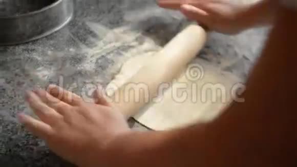 女人把面团卷进专业的厨房视频的预览图