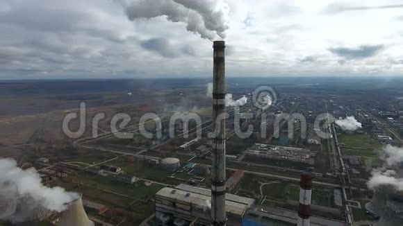 航空污染工业在一个巨大的工业区吸烟发电厂视频的预览图