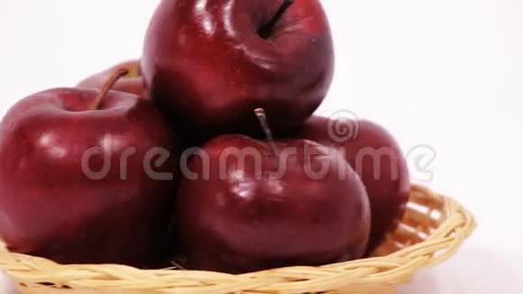 从一堆红苹果到一碗红苹果再从白色背景上分离出一碗蜂蜜视频的预览图