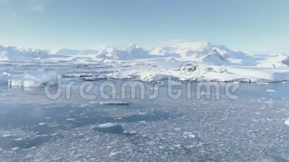 北极山脉海岸时间推移鸟瞰图视频的预览图