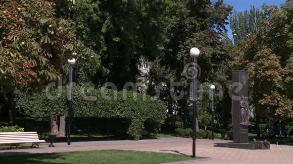 城市公园在夏天雕像和灯光景观视频的预览图