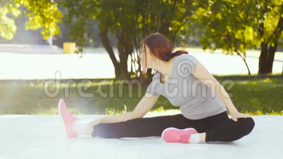 运动妇女在户外运动训练中做仰卧起坐视频的预览图