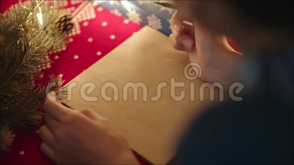 圣诞前夜在羊皮纸上亲手书写圣诞老人视频的预览图