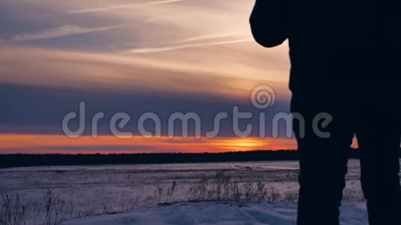 人们冬日剪影照喜雪阳一群游客走在夕阳的剪影山上视频的预览图