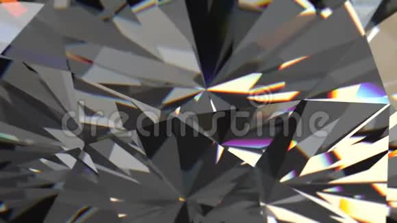 光在钻石边缘的反射和折射视频的预览图