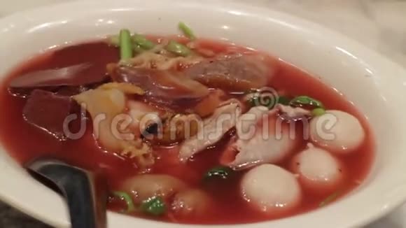 提供亚洲海鲜汤面粉汤视频的预览图