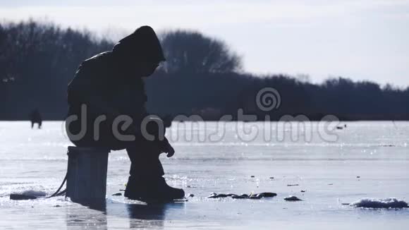 冬天冰封湖上的渔夫寒假和人们爱好的概念视频的预览图