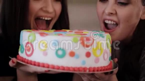 自拍女朋友咬蛋糕生日女孩视频的预览图