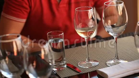 服务员提供宴会桌一对在餐馆里喝着酒视频的预览图