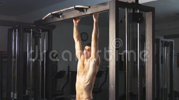 男子表现出令人印象深刻的力量在水平杆上做肌肉视频的预览图
