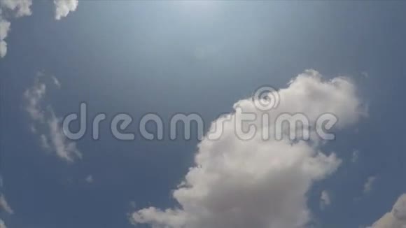 云的时间推移晴天蓝天云背景的运动视频的预览图