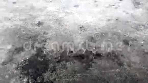 雨落在混凝土地面上视频的预览图