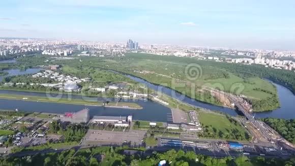 俄罗斯一座现代斜拉桥俯瞰莫斯科全景莫斯科的建筑地标视频的预览图
