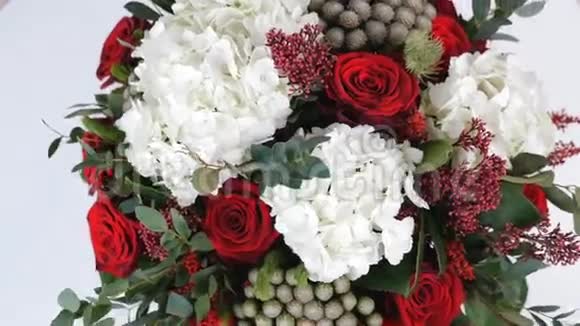特写从上面看花束白色背景上旋转花组成由绣球玫瑰组成视频的预览图