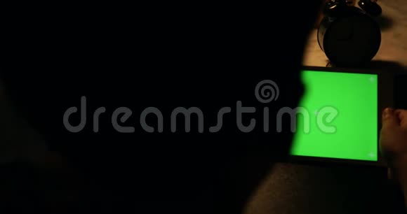 在亚洲男孩使用带有耳机的平板电脑的肩膀上绿色的技术屏幕正在被使用Chroma关键片视频的预览图