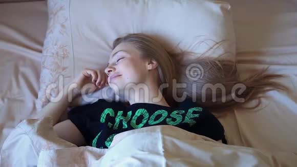 凌晨躺在床上的金发美女视频的预览图