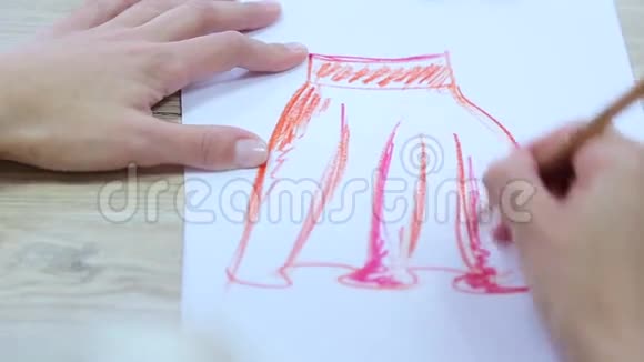设计师绘制窗帘草图视频的预览图