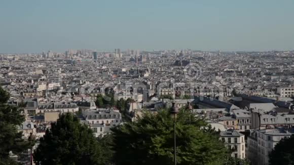 法国巴黎从蒙马特到建筑物的景观水平平底锅视频的预览图