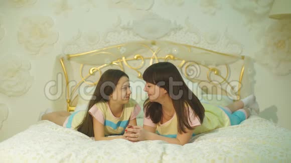 妈妈在床上搂着女儿视频的预览图