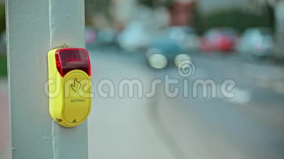 交通灯手按按钮视频的预览图