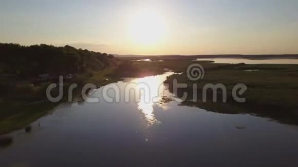 日落鸟瞰多瑙河三角洲湿地视频的预览图