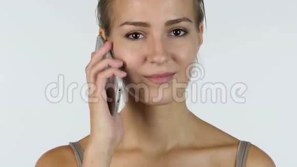 电话关闭说话女孩白色背景视频的预览图