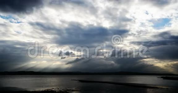 海水时间推移阳光穿过穆迪云层视频的预览图