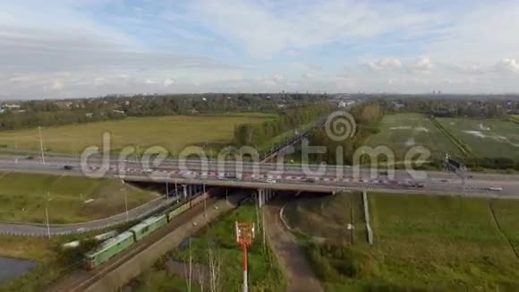 高速公路和铁路轨道的鸟瞰图视频的预览图