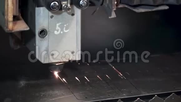 工业激光切割机剪辑钢板分切切割剥离机视频的预览图