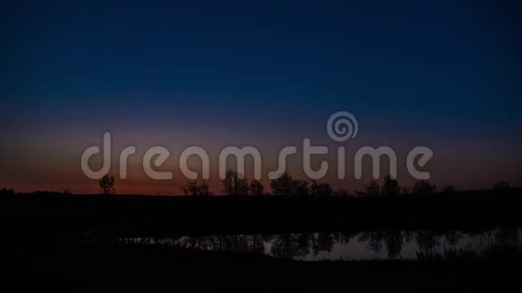 日出时湖面上美丽的云彩色彩绚丽湖上美丽的日出自然时期视频的预览图