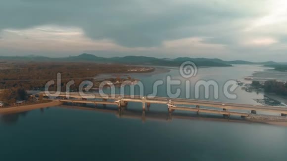 可见漏油的桥海航空景观视频的预览图