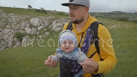 父子俩一起旅行波普带着他的小儿子视频的预览图