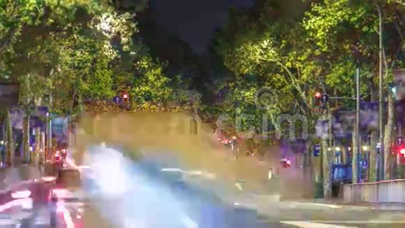 西班牙巴塞罗那夜间交通高峰视频的预览图