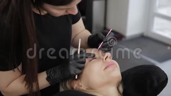 美容院的专业美容师将睫毛对准客户视频的预览图