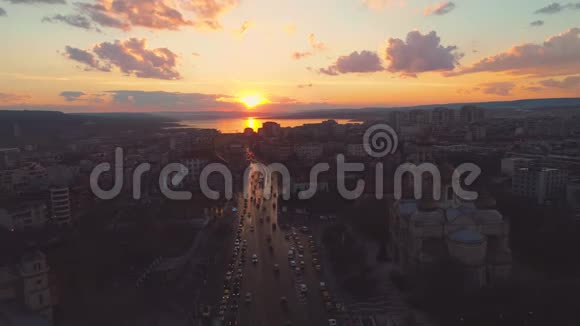 日落于城市和海洋湖保加利亚瓦尔纳和大教堂的鸟瞰图视频的预览图