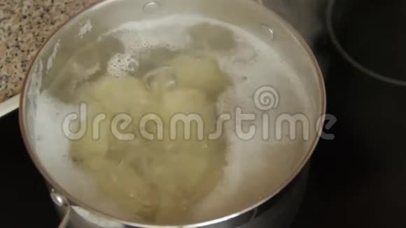 土豆在锅里视频的预览图