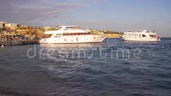 日落时分在红海码头乘船游览视频的预览图