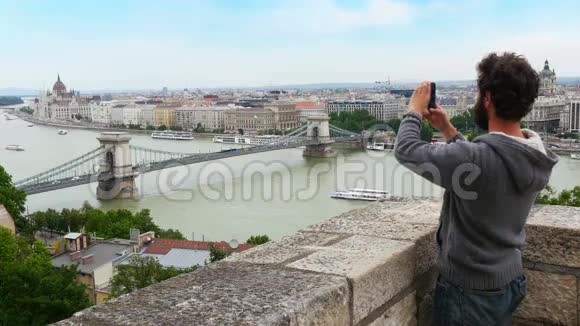 单身男子欣赏布达佩斯的河景匈牙利4K视频的预览图