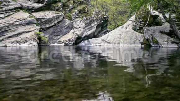 小瀑布岩石和豆荚视频的预览图