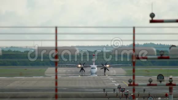 涡轮螺旋桨飞机着陆后制动视频的预览图
