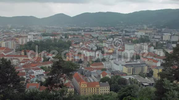 春季雨天奥地利格拉茨小镇的风景如画视频的预览图
