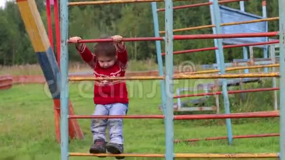 快乐的小男孩爬上梯子视频的预览图